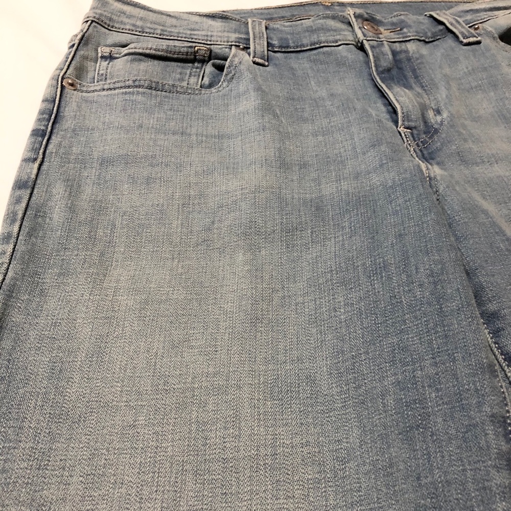 Levi’s Women’s Light Wash Stretch Capri Jeans - 29 - Picture 6 of 16